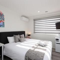 205 Modern King BR with Fast WiFi - Brunswick East