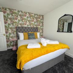 Cosy 3BR Flat With Free Parking Near Marina