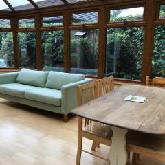 Lymington Courtyard: 4-Bed Modern Cottage Charm