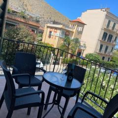 Mondello beach house with terrace 2 steps from the sea