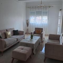 Un bel appartement T3 climatisé, comprenant un hall et deux balcons, accessible par escalier ou ascenseur, situé dans une résidence fermée et gardée