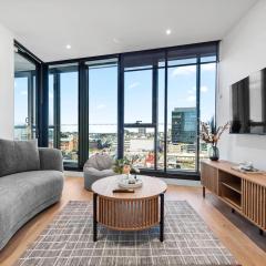 Stylish 2BR with Huge Gym, Infinity Pool and Parking