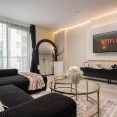 Luxury Liverpool City Centre Apartment with Balcony, Sleeps 8, Near Liverpool ONE and Royal Albert Docks