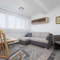 Modern Apartment in Warsaw with City View and Fan by Noclegi Renters