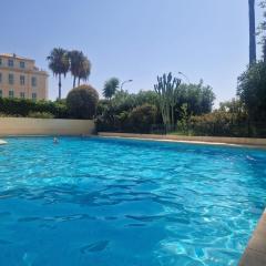 Appartement en Bord de mer avec piscine
