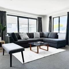 6 min to Airport Burnside Full house with big yard