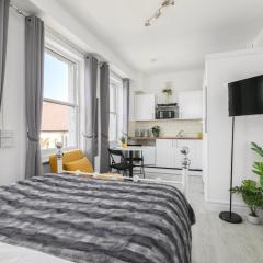 Studio - 2 mins from West Kensington station