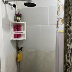 Suíte com cozinha em área nobre