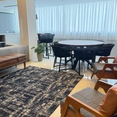 Apartamento Lindo com sacada vista mar! Pé na areia!!!