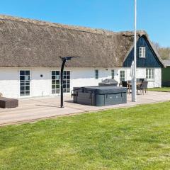 Idyllic Thatched Cottage Retreat-By Traum