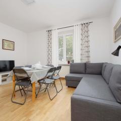 Family Apartment in Warsaw with Desk and Bathtub by Noclegi Renters