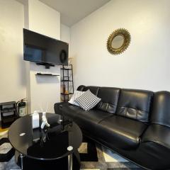 Metro Nook Cozy 2BR Unit with Balcony Facing Rockwell - Acqua Private Residences