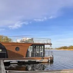 Urlaub im schwimmenden Ferienhaus, mitten in der Natur