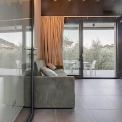 TAGGIASCA- Suite nel verde con piscina e terrazza privata