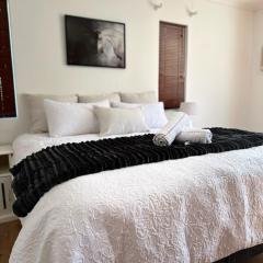 Mario & Luiza's Place - Cozy Stay with Pool & Braai