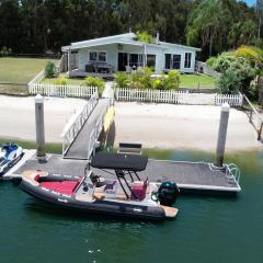 South Stradbroke Island Waters 4 bed, 3 bath, 10 guests, private beach & pontoon