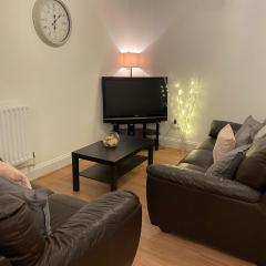 2 Bed Deluxe Apartment, City Centre, Allocated Parking, Fast WiFi by Opulent Stays