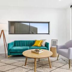 Water View 2BR Apt with Fast WiFi, Pool and Parking