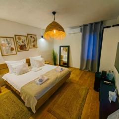 Garden Relax Bungalow, 2 Deluxe Rooms, Shared Pool and Parking