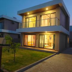 Cozy 3BHK Villa with a Private Lawn - Karjat