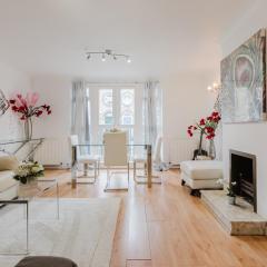 Stylish 3-Bed Lambeth Apartment Moments from Westminster & Brixton