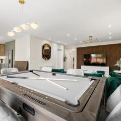 Stylish group retreat with garden, games & parking in West London