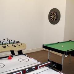 4 bedroom home with games room - sleeps 8 Perfect for families, groups and contractors