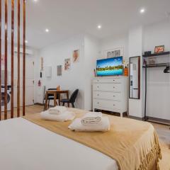 Moderno estudio al lado de estacion de tren