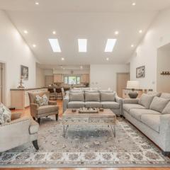Ultimate Hill Country Retreat, POOL, Creek, Sleeps 10
