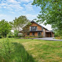 Mid-Wales Lakeside Hot Tub Hideaway