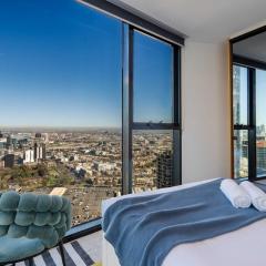 High-Rise CBD Apt L50 Luxe City Views and Free Parking