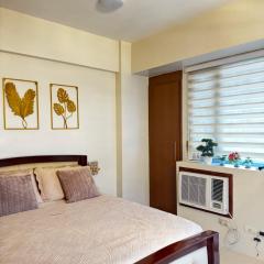 Chic Unit with Balcony - Free wifi & netflix across Naia Terminal 3 Airport
