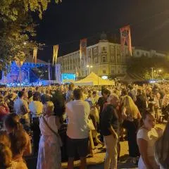 SQUARE 16 - Absolutely Central Location