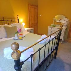 Cosy 2 bedroom Cottage within a 5 minute drive from Cannock town centre