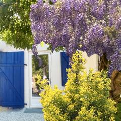 C'est une maison bleue adossée à la forêt - avec longue durée possible