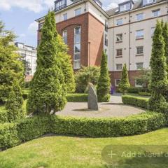 Stunning 3Bed with Balcony and Free Parking