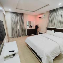 Royal 3 Bedroom Apartment with 24hrs Power Supply, Wifi, Security and Fully Equipped Kitchen