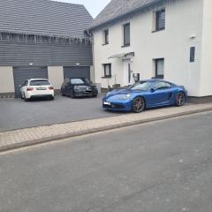CJS Apartments - Chill or Drive am Nürburgring, Free Parking, WLan, Spacious Rooms, Quiet Location