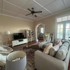 Glenwood Cottage 5km from beach, Art gallery, with garden and pool