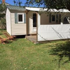 Mobil-home avec terrasse - 4 personnes, 2 chambres - API-1-52-302