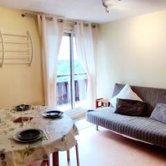 2 Pièces, skis aux pieds, proche commerces avec balcon. Capacité 6 pers, animaux non admis - FR-1-771-11