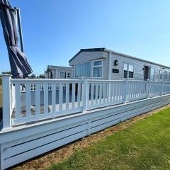 Stunning Caravan With Wifi & Decking At St Osyth Beach In Essex Ref 28007Sv