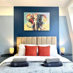 Contemporary Designer 2 Bed Apartment, Free Parking, Gym, Yoga & Cinema Room