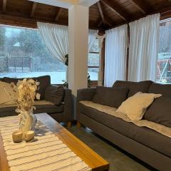 QUIME CHE. Casa con jardín, parrilla y cochera.