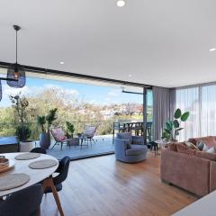 302 Penthouse Portarlington Waterfront Luxury sleeping 6 3 Queen Bedrooms 2 bathrooms Private Terrace Aircon and Heating