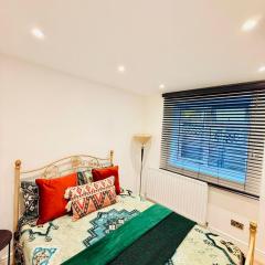 Cozystays Refurbed Modern Apartment Private Garden Free Parking