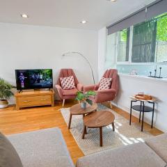 Disc Monthly Rate - Modern 3-bedroom Holloway Flat with Private Patio near Islington , Kings Cross , Camden Town