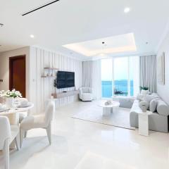 18th-Floor 1BR Beachfront in Palm Jumeirah, Dubai