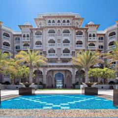 Vogue Luxury Three Bedroom and Kids Room at Grandeur Residence, Huge Private Sea-View Terrace, Private Beach Access, Get 30 percents off Zabeel Saray Dining