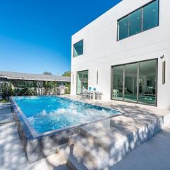 Luxe Pool House in North Miami Perfect for Groups